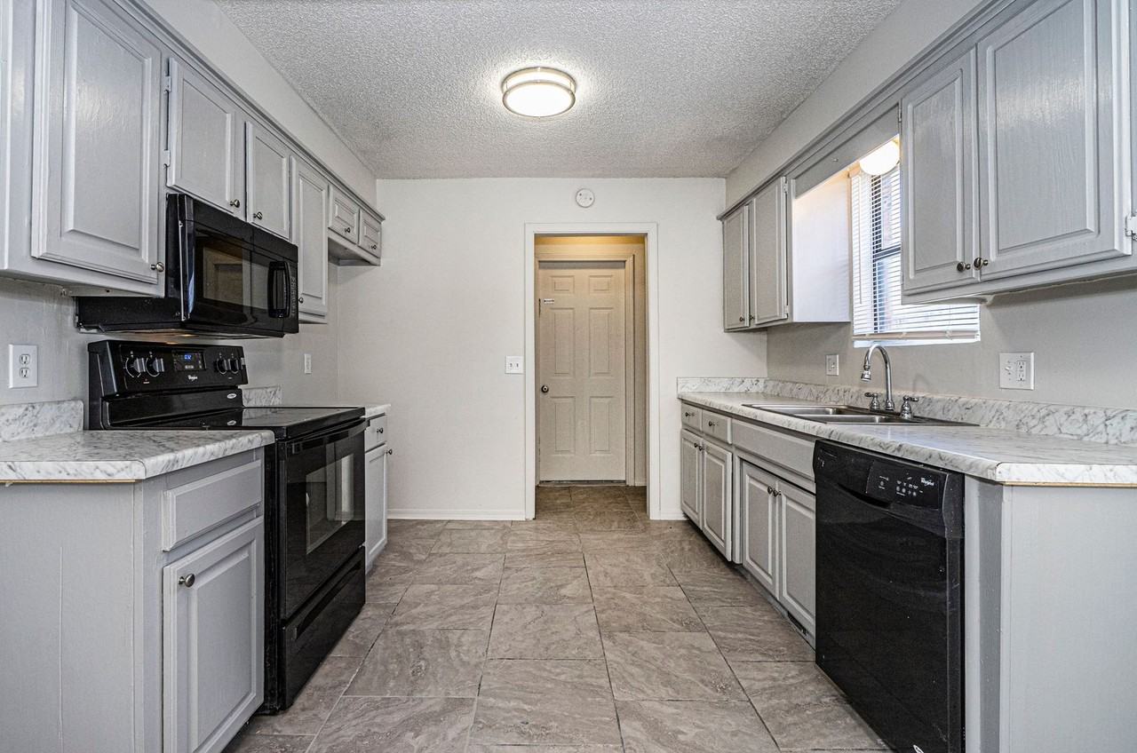 1202 Dorchester Ct - Photo 2 of 24