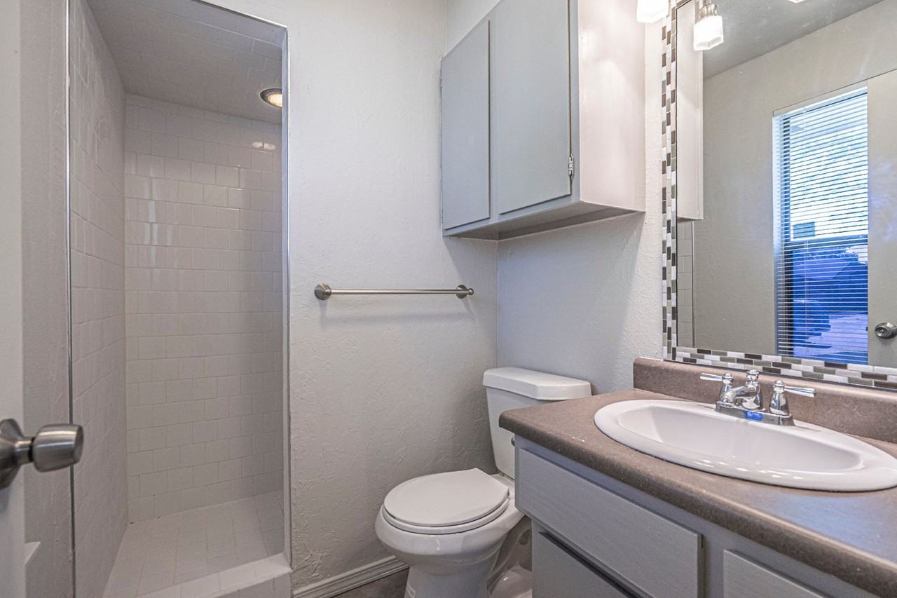 1202 Dorchester Ct - Photo 3 of 24