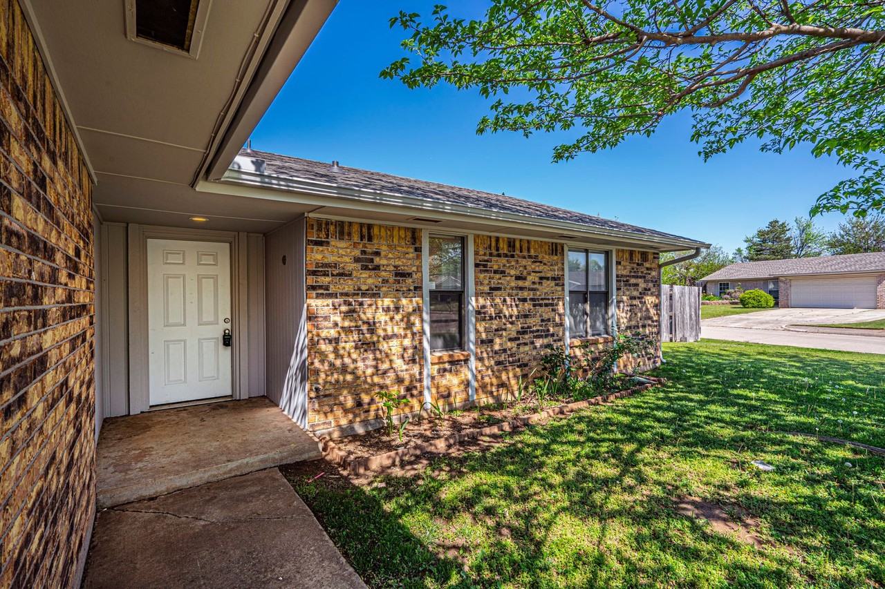 1202 Dorchester Ct - Photo 5 of 24