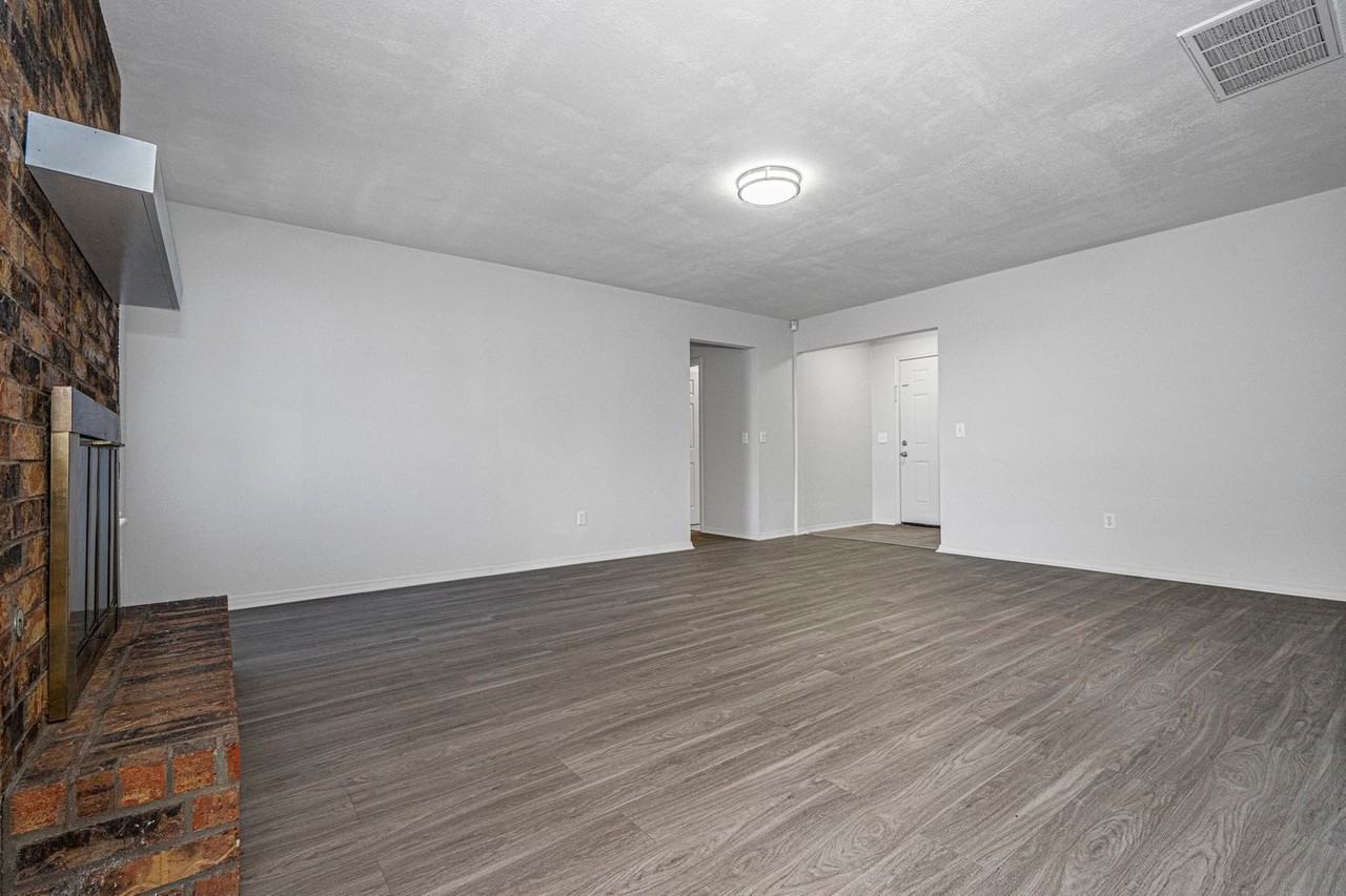 1202 Dorchester Ct - Photo 6 of 24