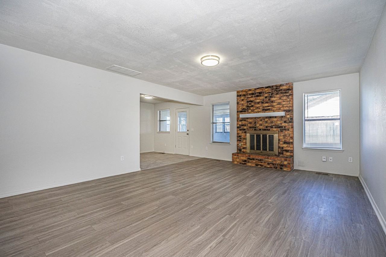 1202 Dorchester Ct - Photo 7 of 24