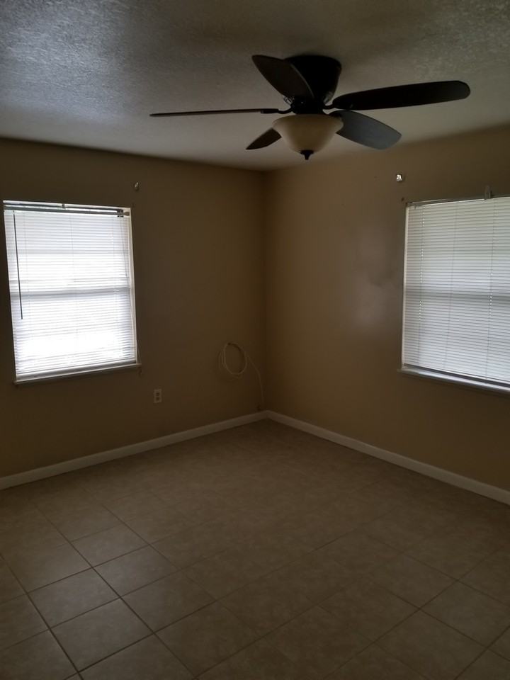 814 N Saint Clair Abrams Ave - Photo 3 of 3