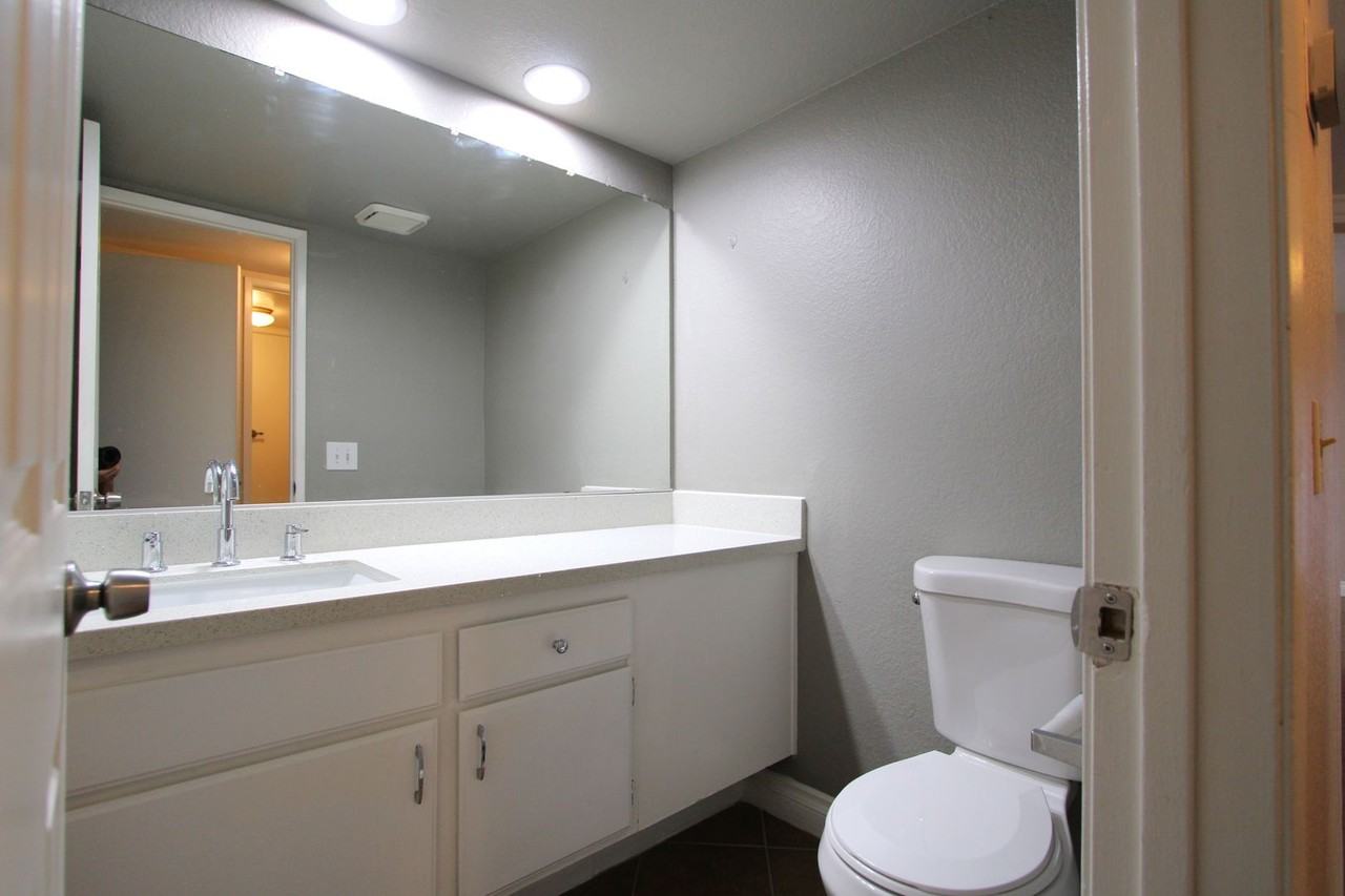 1701 Independence Ave - Photo 5 of 13