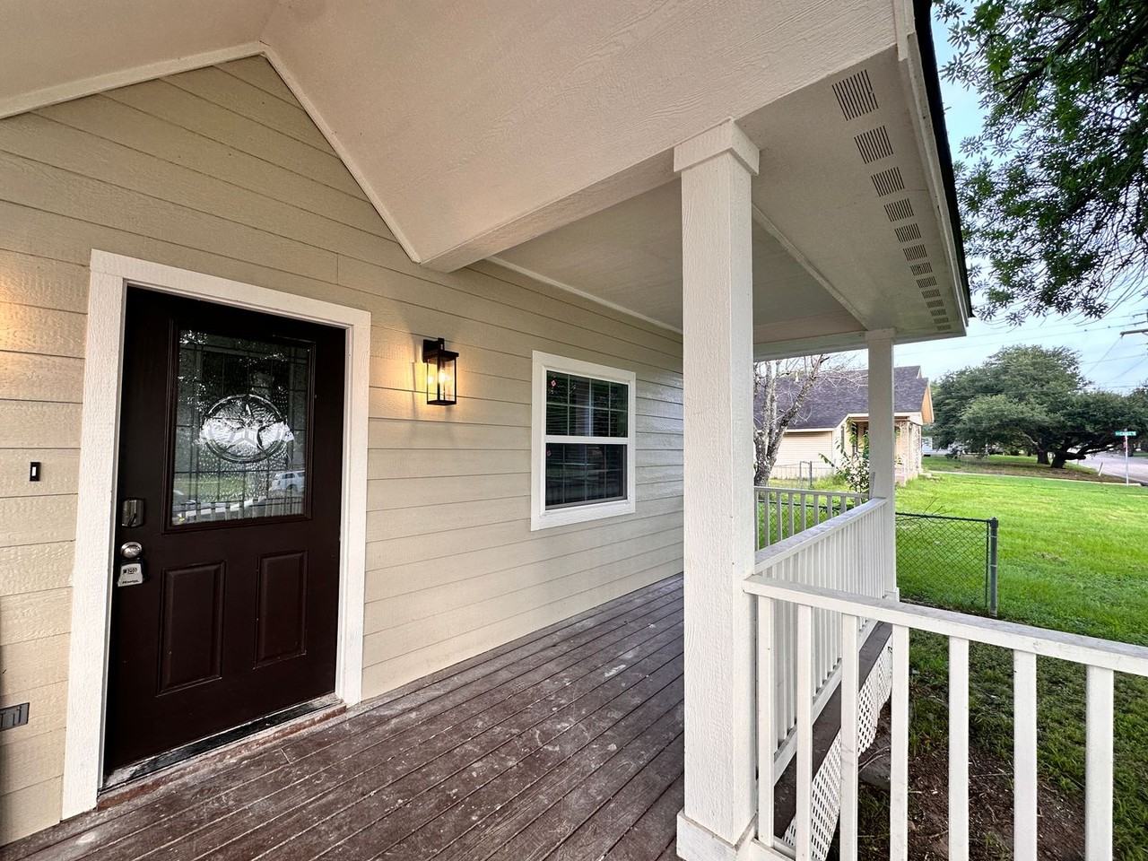 1005 E 29th St - Photo 2 of 33