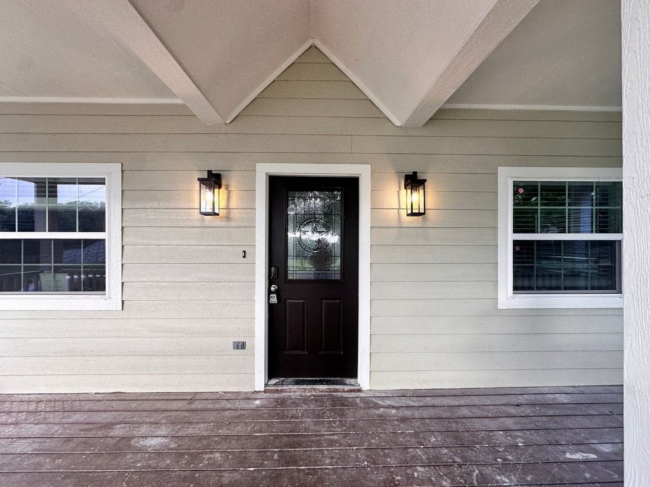 1005 E 29th St - Photo 3 of 33