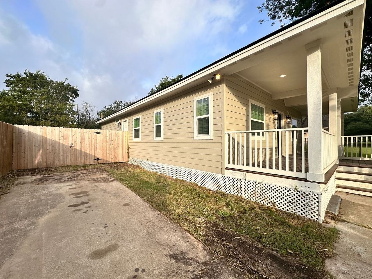 1005 E 29th St - Photo 6 of 33