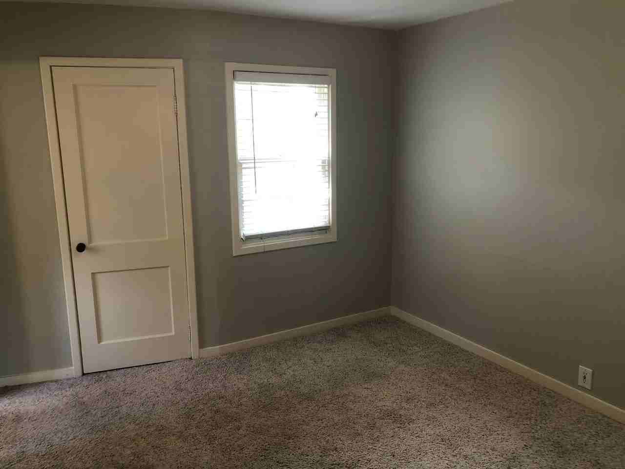 840 E St Ne - Photo 5 of 13