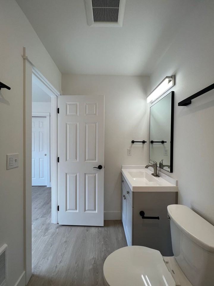 2313 E 9th St - Photo 2 of 13