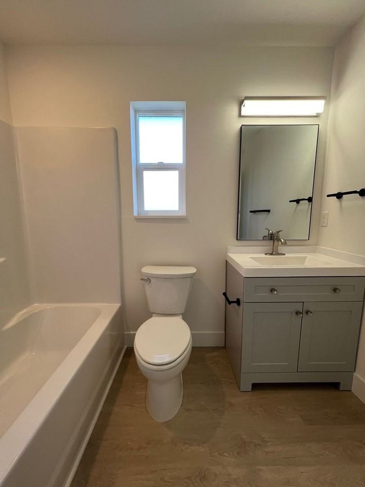 2313 E 9th St - Photo 3 of 13