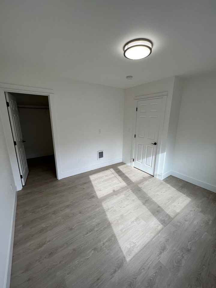 2313 E 9th St - Photo 4 of 13