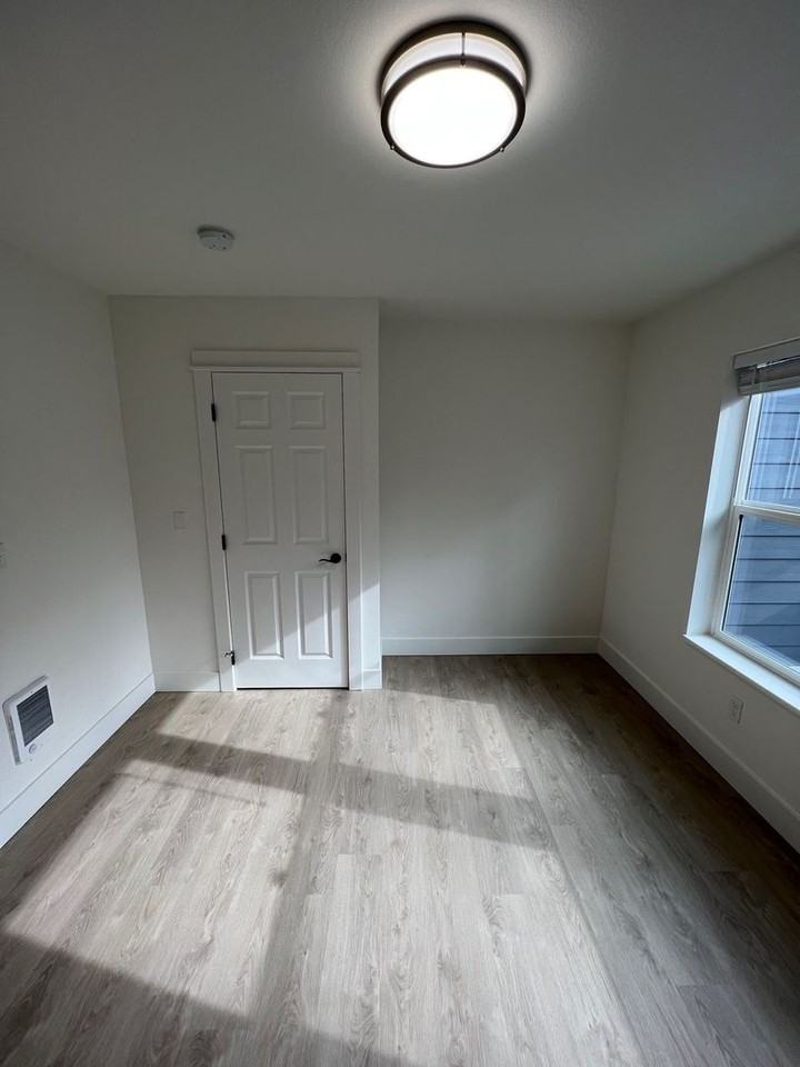 2313 E 9th St - Photo 5 of 13