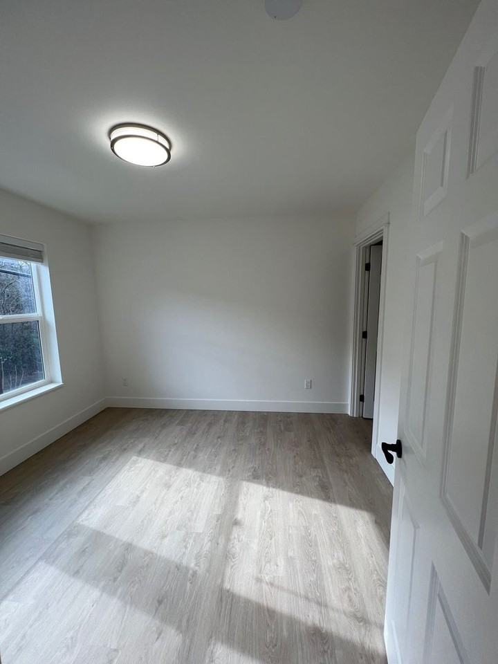 2313 E 9th St - Photo 6 of 13