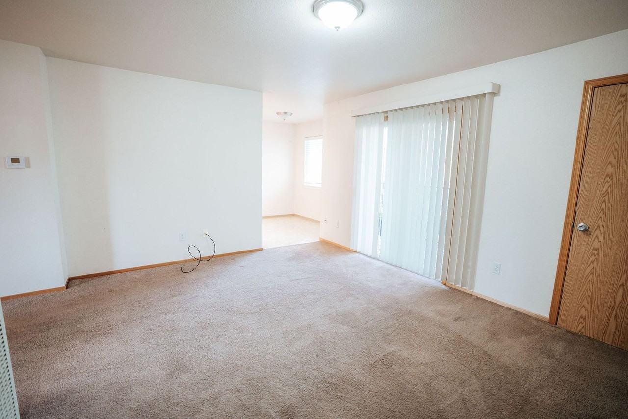 688 Summer St - Photo 4 of 12