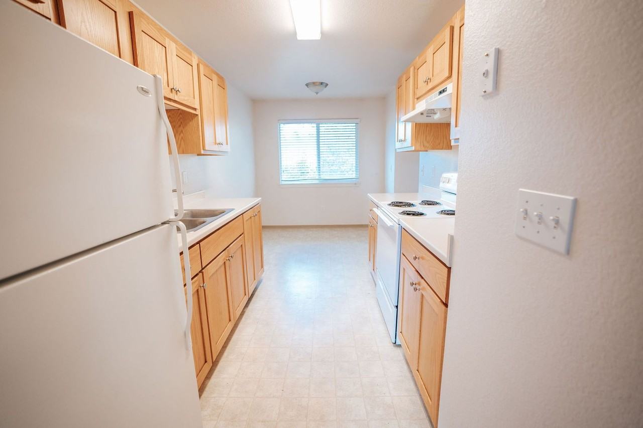 688 Summer St - Photo 5 of 12