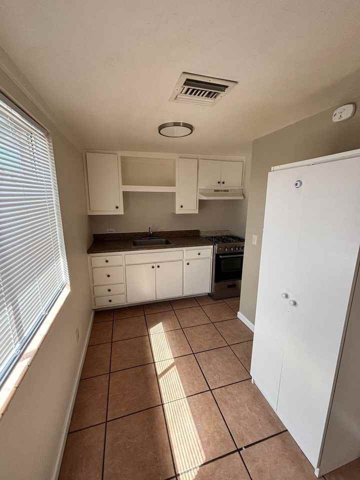 3248 E Edison St #2 - Photo 2 of 4