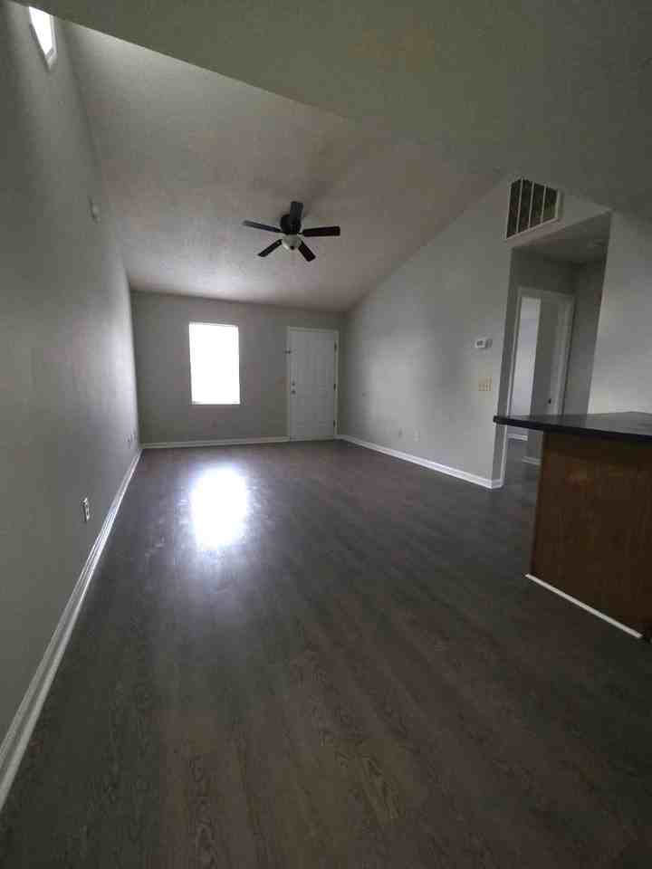 309 E Spruce St - Photo 4 of 11