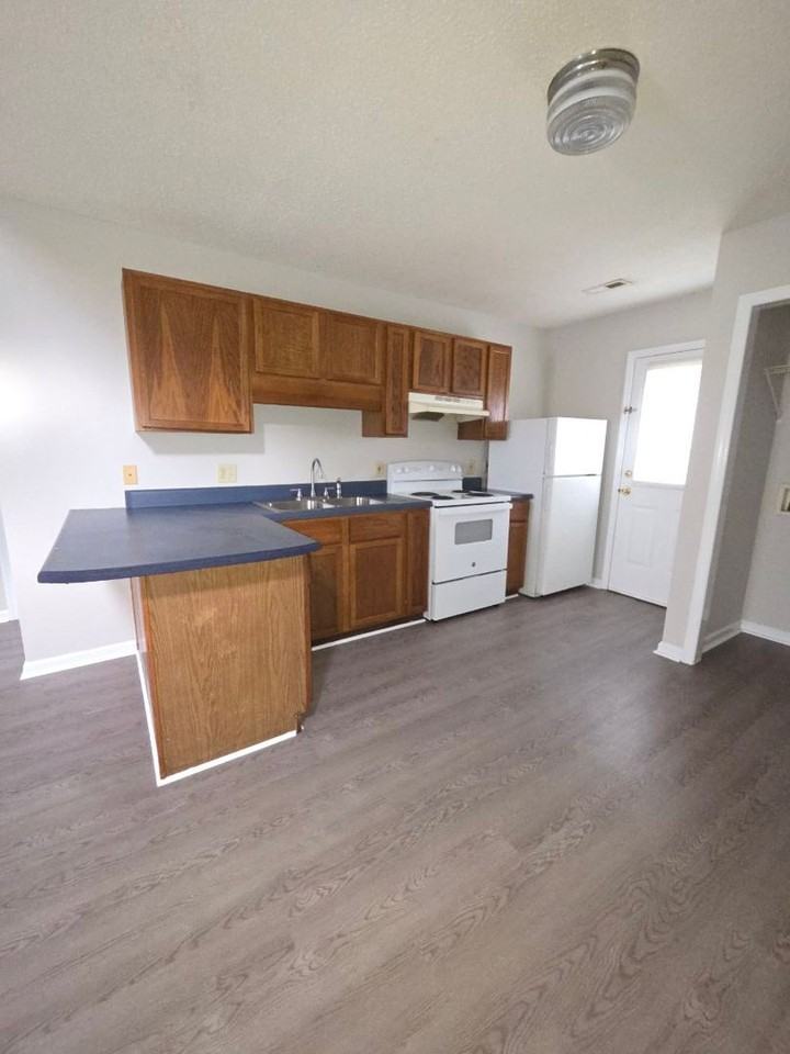 309 E Spruce St - Photo 5 of 11