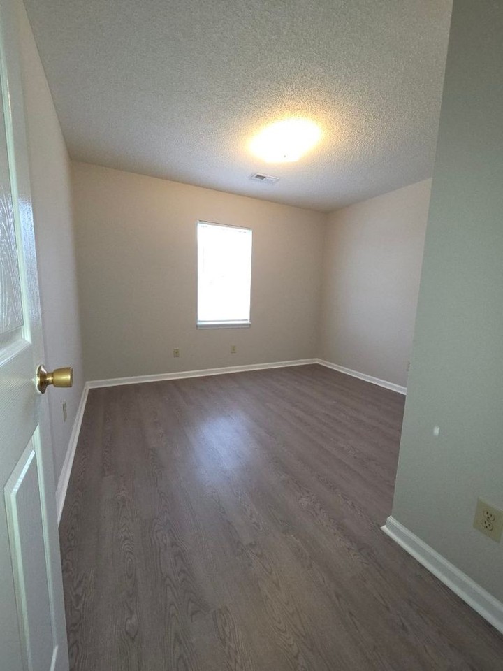 309 E Spruce St - Photo 6 of 11