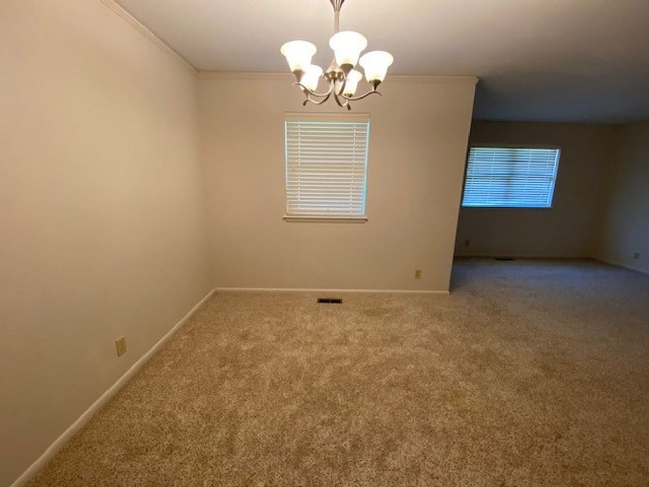 5728 E 43rd St - Photo 6 of 23