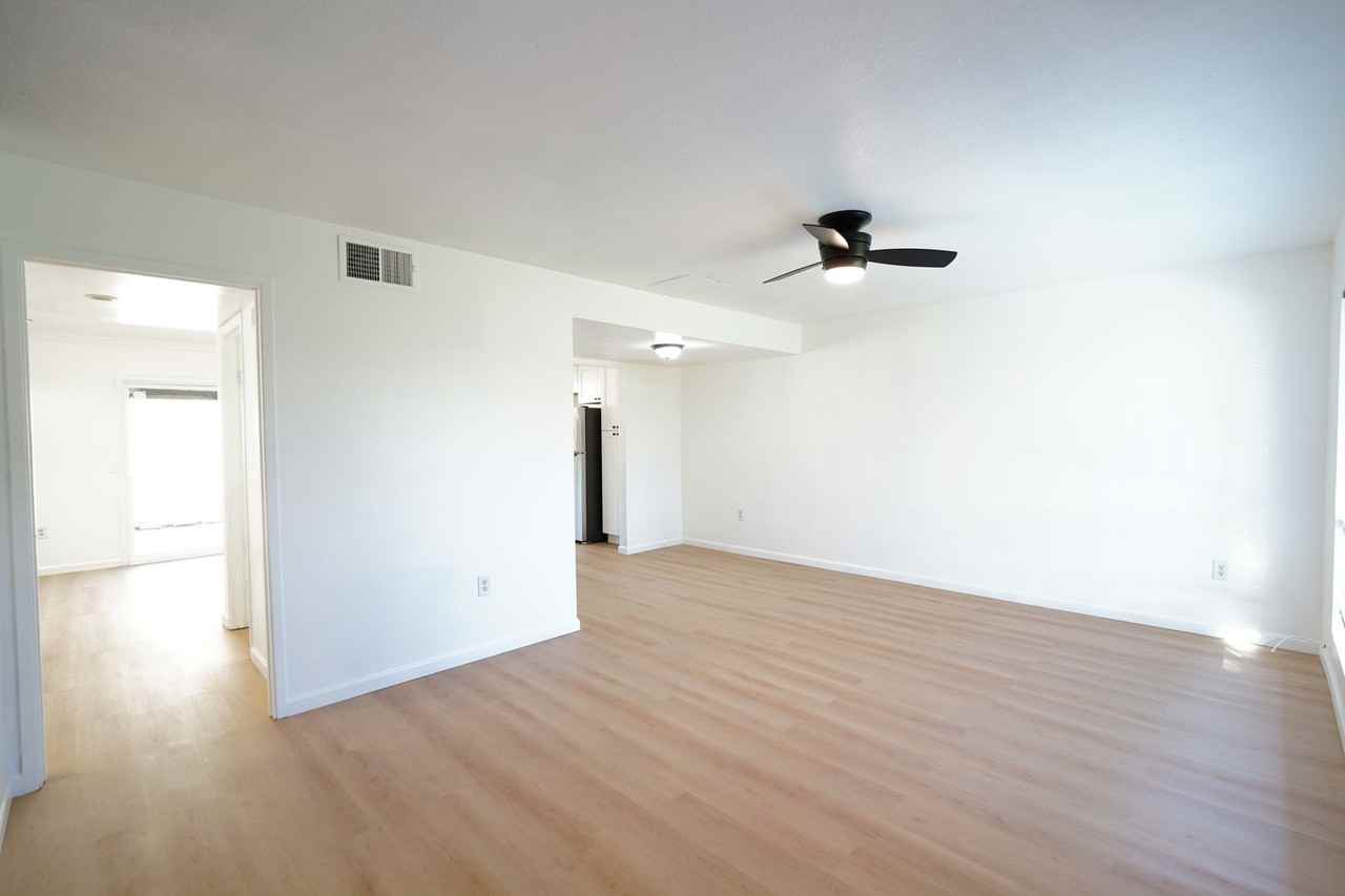 5082 Brooklawn Pl - Photo 3 of 30