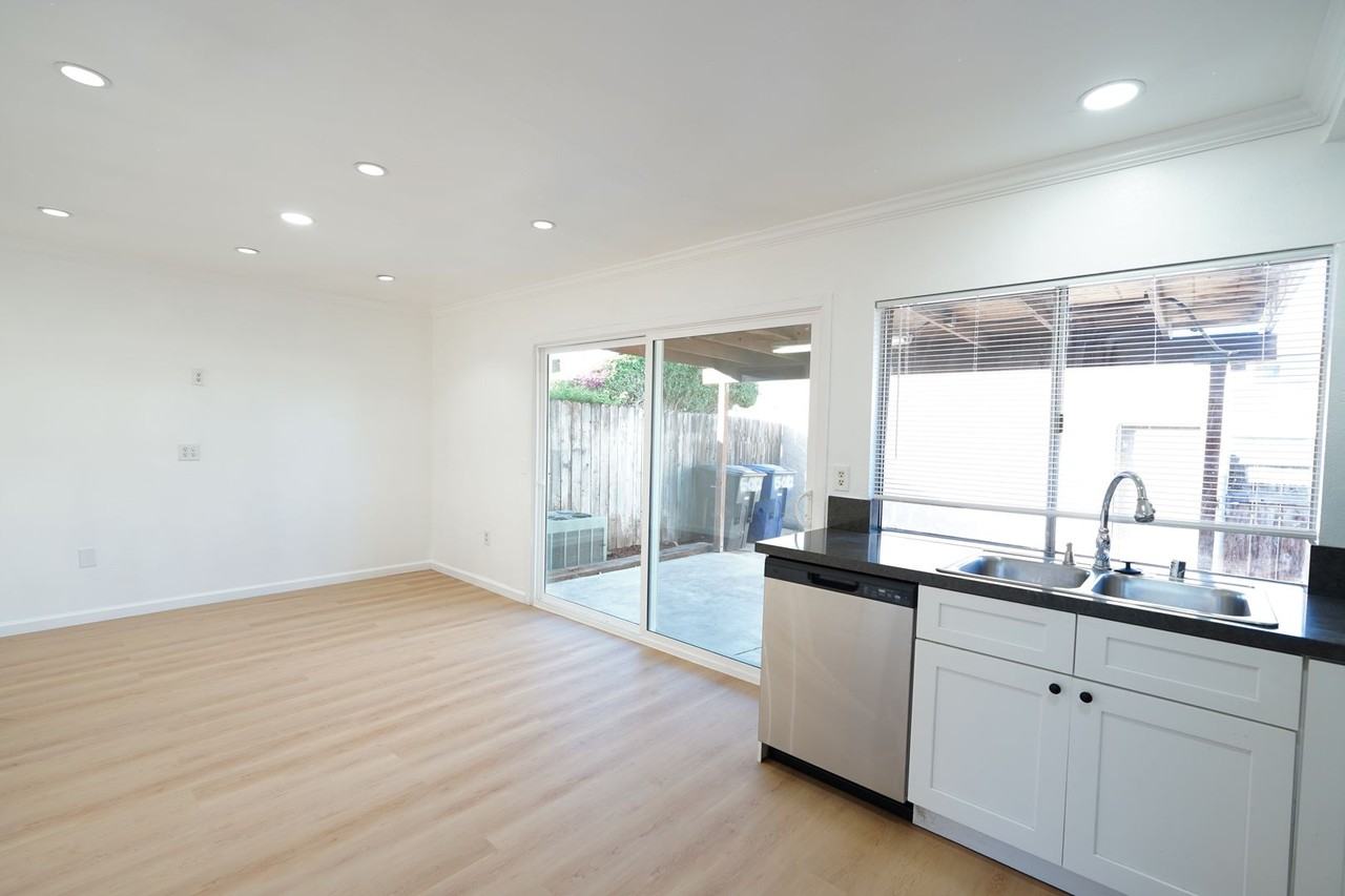 5082 Brooklawn Pl - Photo 6 of 30