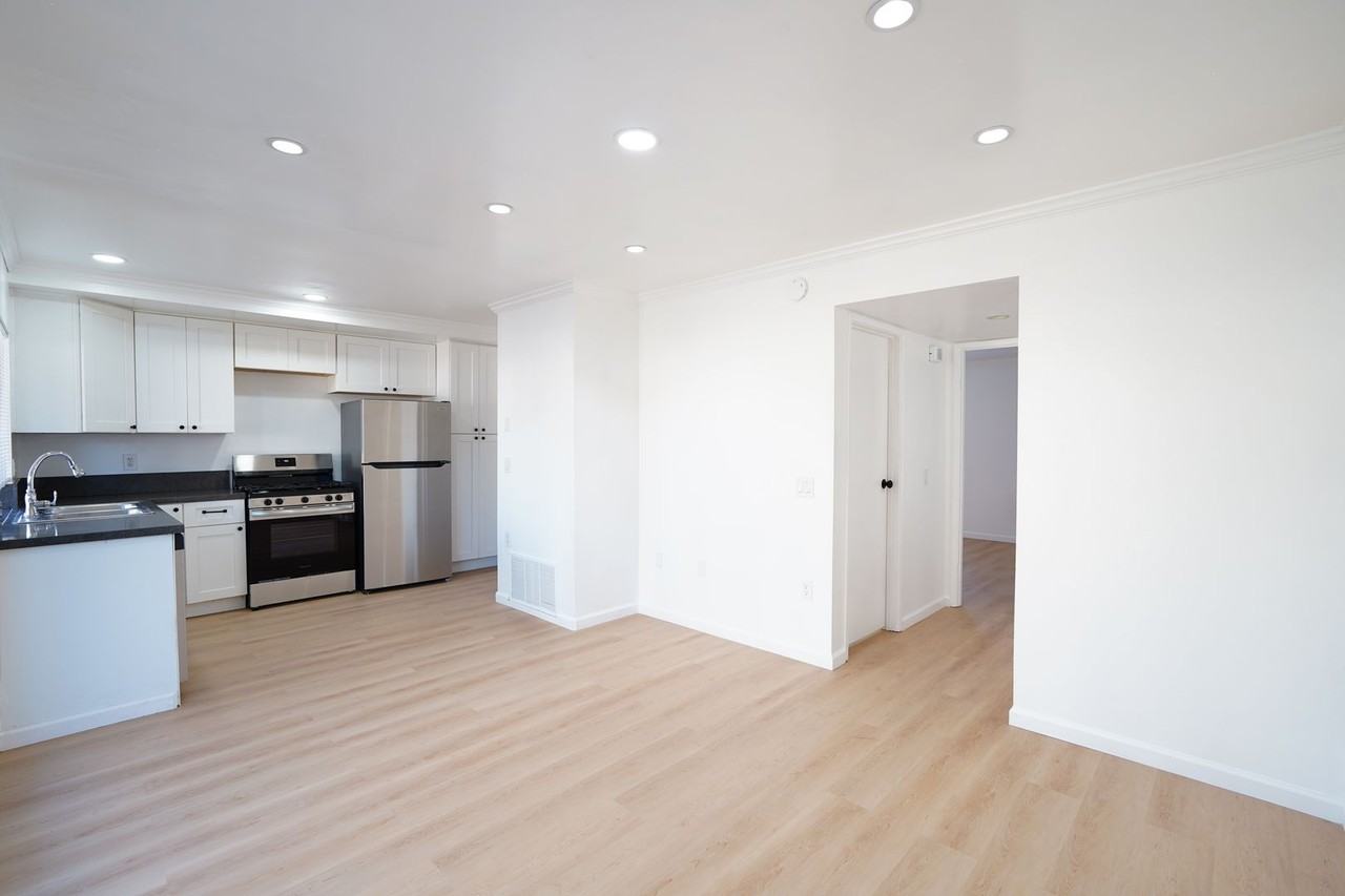 5082 Brooklawn Pl - Photo 7 of 30