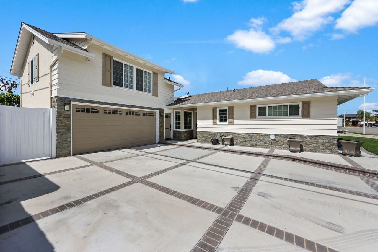 17637 Locust St - Photo 3 of 37