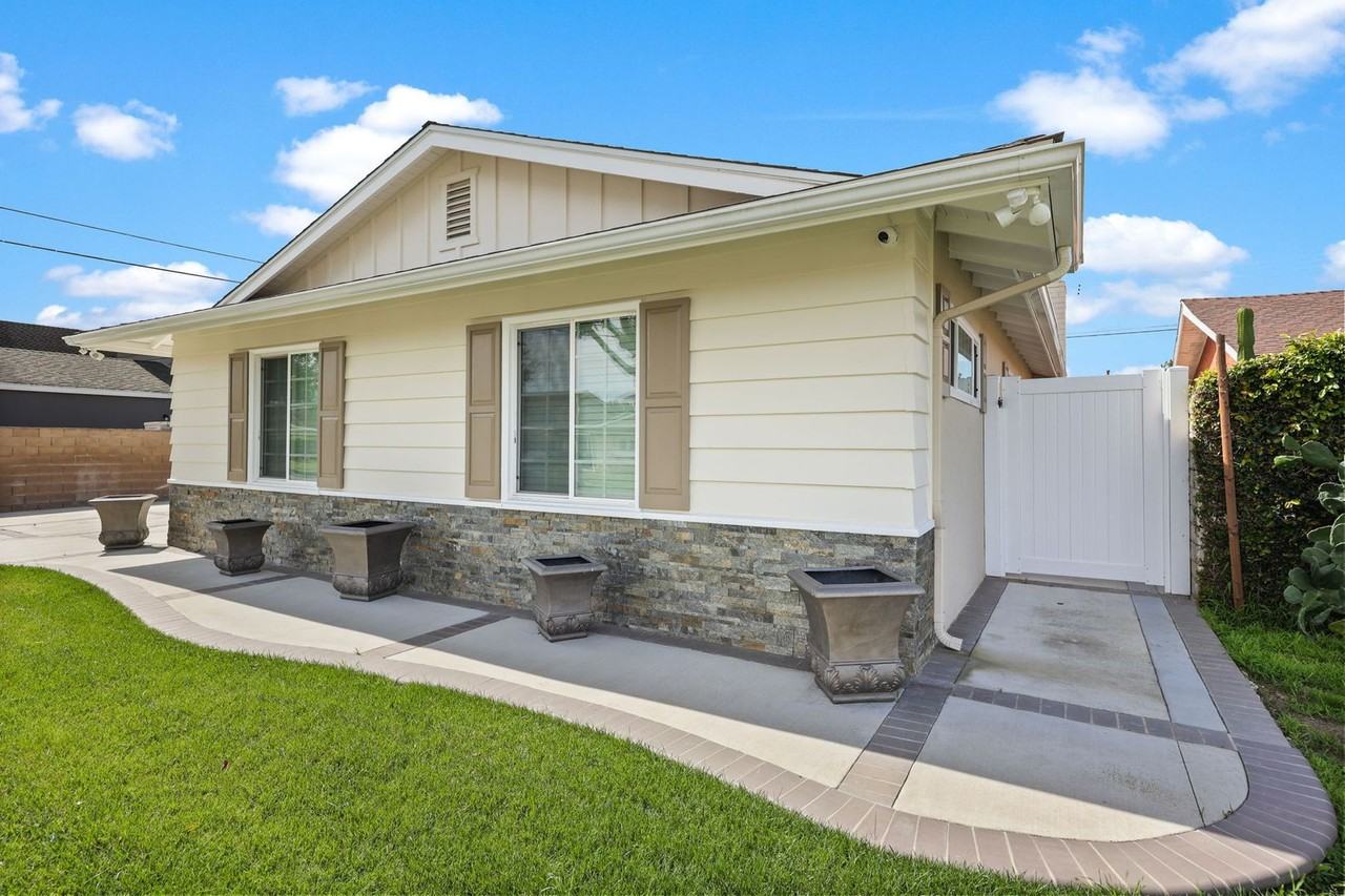 17637 Locust St - Photo 4 of 37