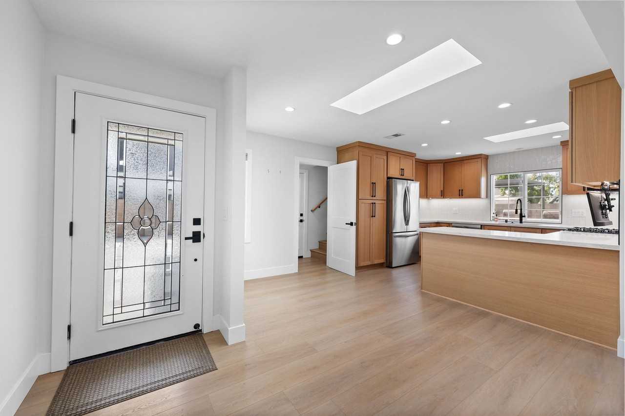 17637 Locust St - Photo 5 of 37