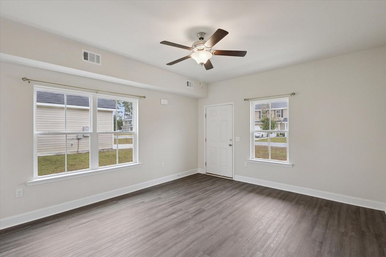 717 Mill Creek Cir - Photo 3 of 33