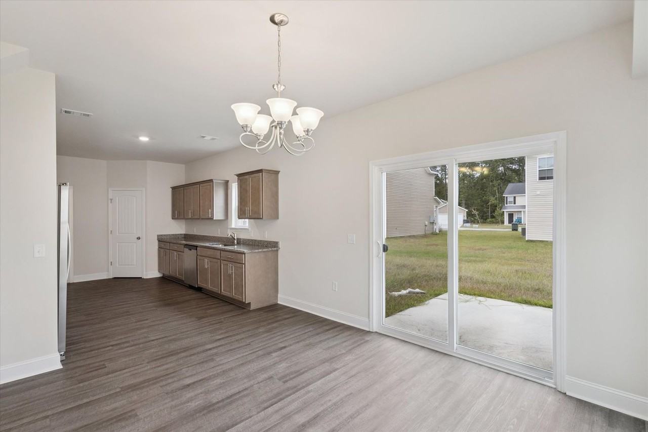 717 Mill Creek Cir - Photo 7 of 33