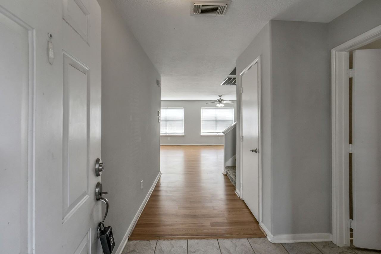 3231 Stoneydale Ln - Photo 5 of 50