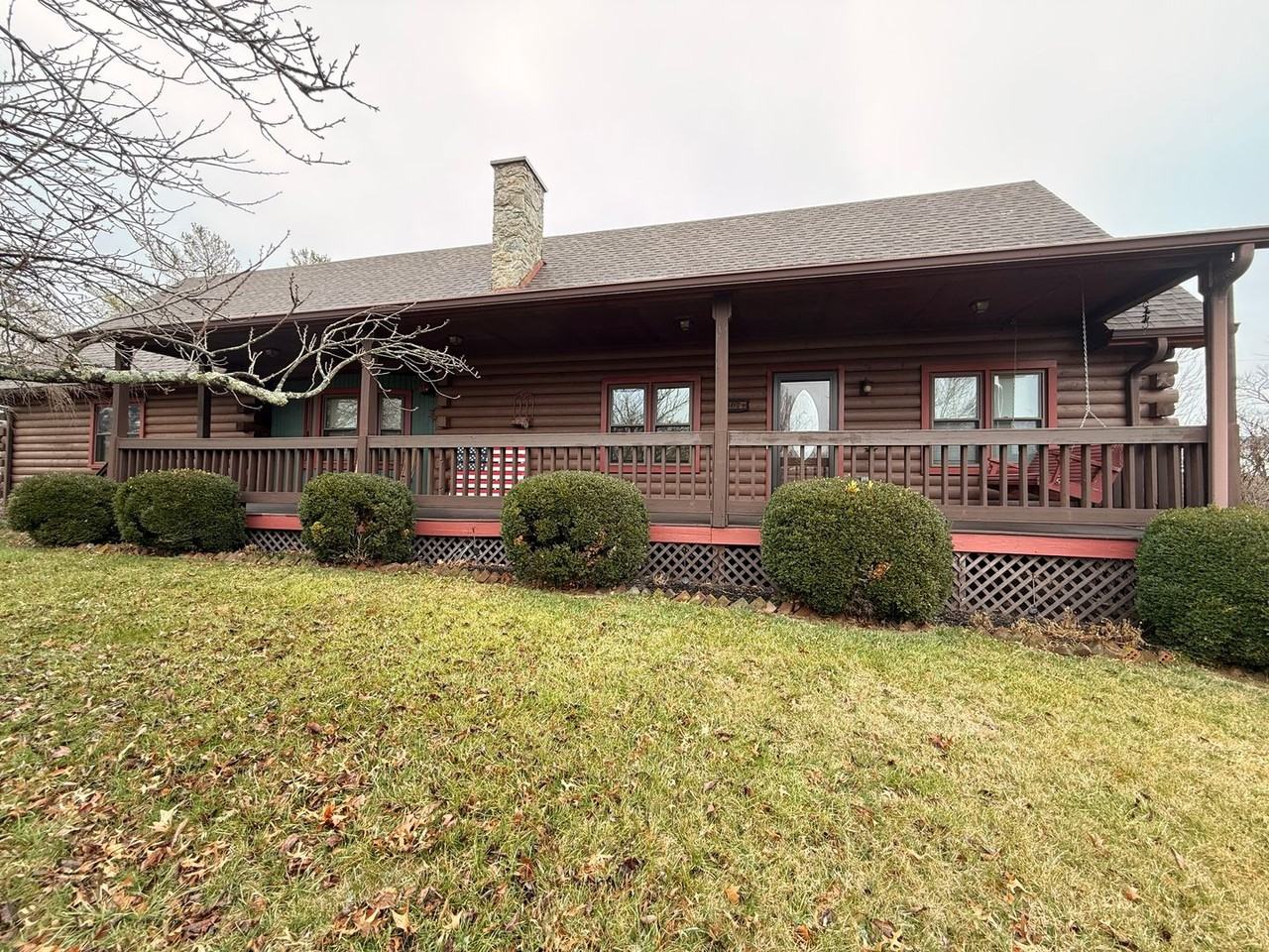 207 Lakeshore Dr - Photo 2 of 28