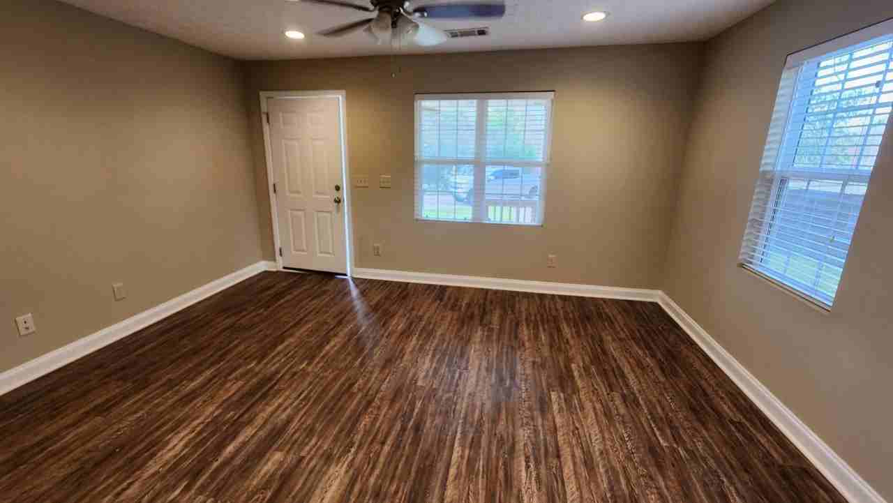 2702 N Railroad St - Photo 2 of 14
