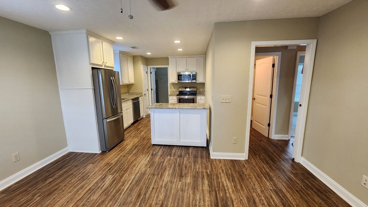 2702 N Railroad St - Photo 3 of 14