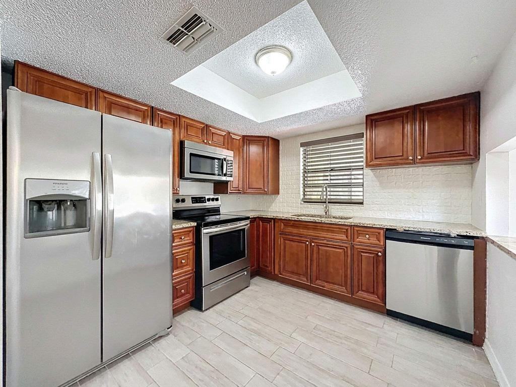 7410 Dundee Ct - Photo 6 of 25