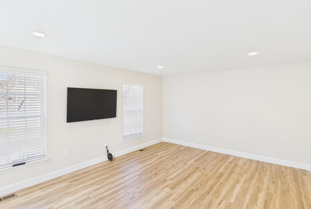 720 E Newport Rd - Photo 2 of 20