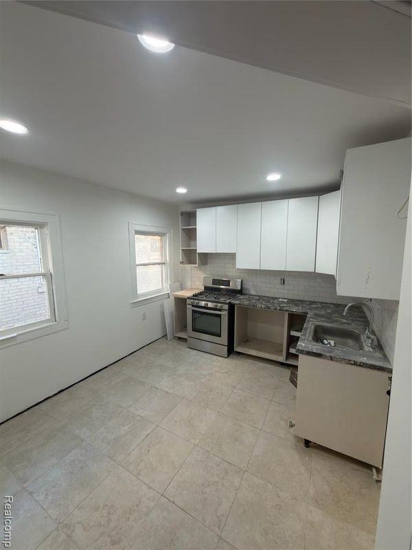 2490 Calvert St - Photo 2 of 8