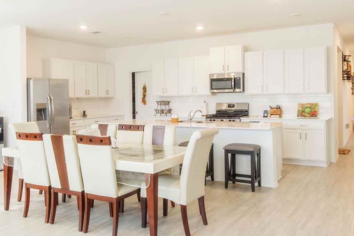 913 Coulee Dr - Photo 2 of 7