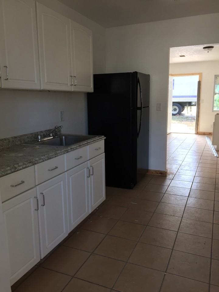 1611 E 9th St - Photo 2 of 6