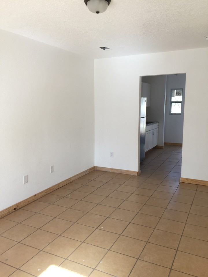 1611 E 9th St - Photo 3 of 6