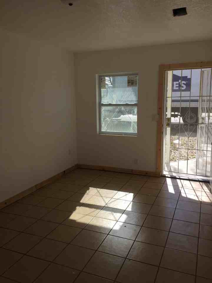 1611 E 9th St - Photo 4 of 6