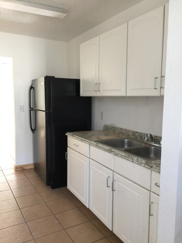 1611 E 9th St - Photo 5 of 6