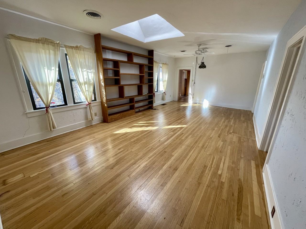 1005 Girard Blvd Ne - Photo 5 of 32