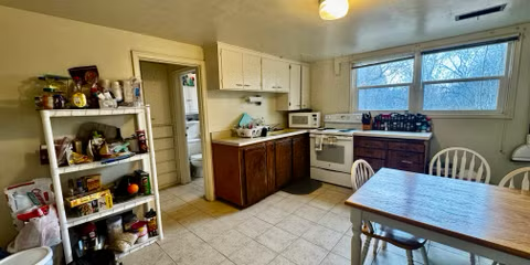 545 Ne, Unitdownstairs - Photo 2 of 7