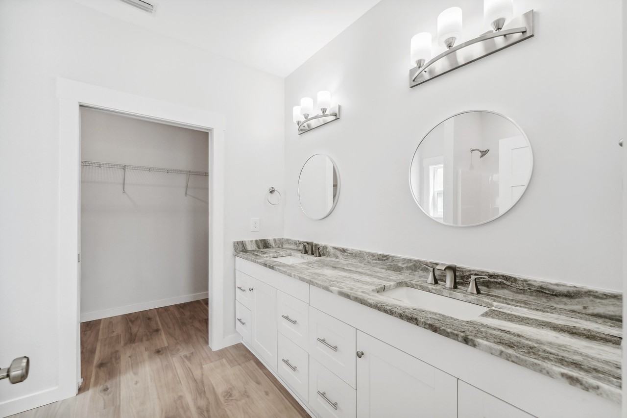 2566 Oak St #2566 - Photo 4 of 24