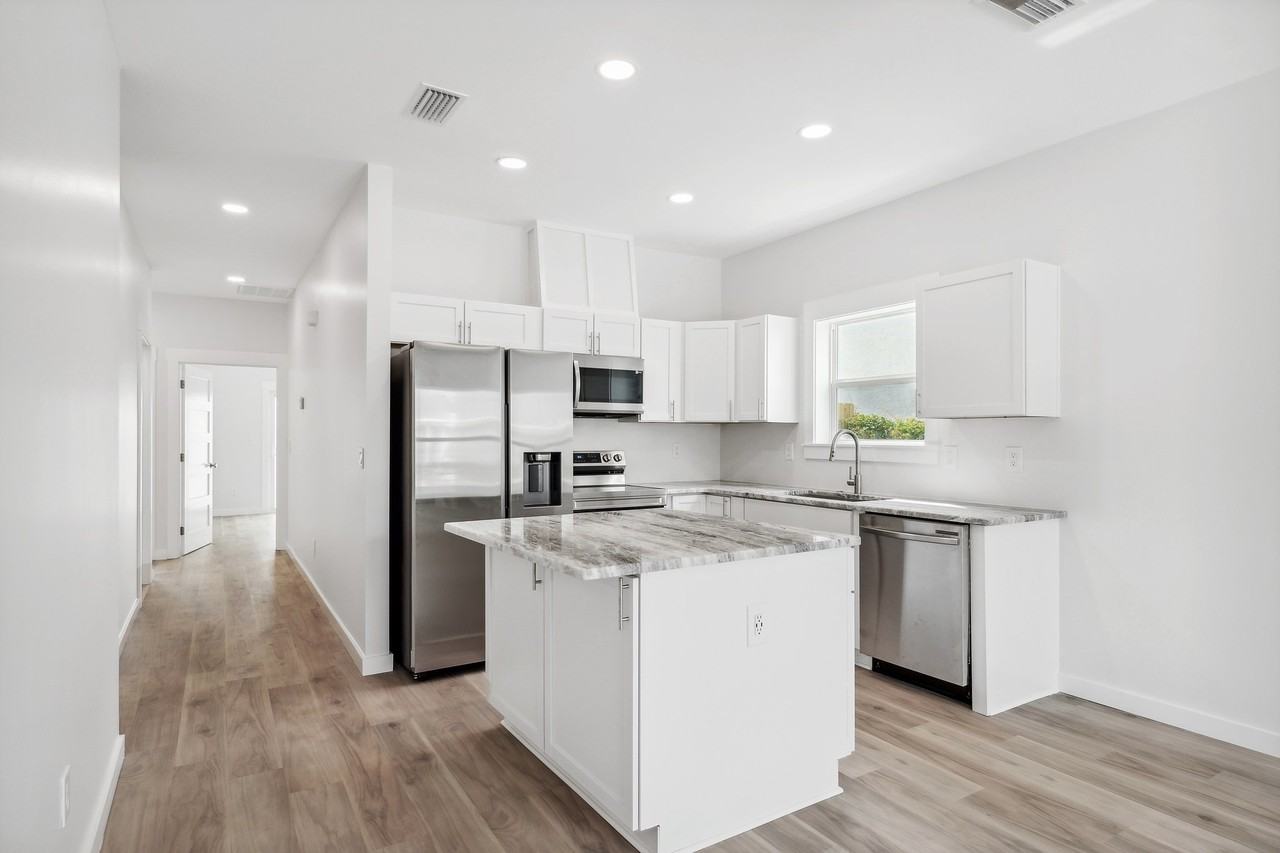 2566 Oak St #2566 - Photo 5 of 24