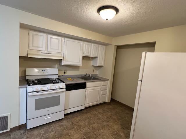 1 Adams Cir #B - Photo 3 of 6