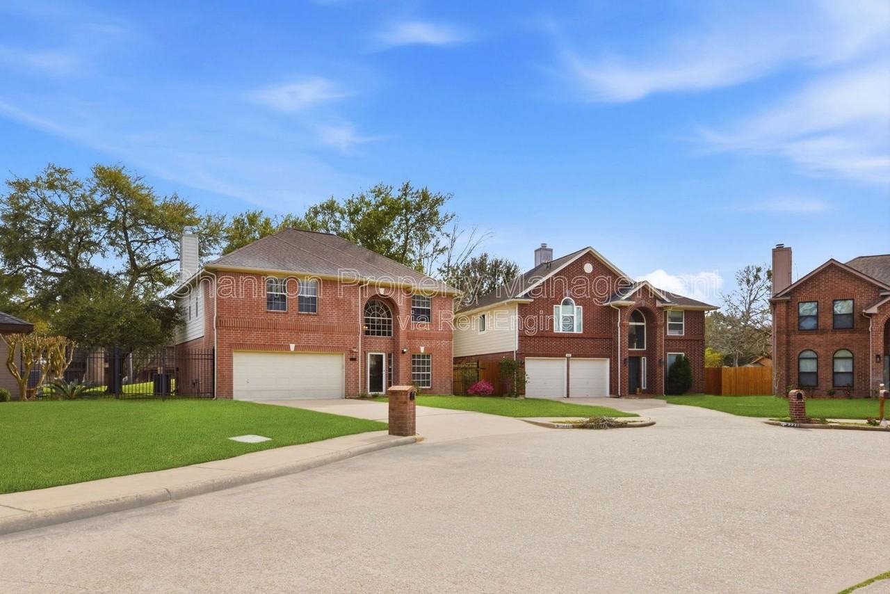 3327 Shady Glen Ln - Photo 2 of 44