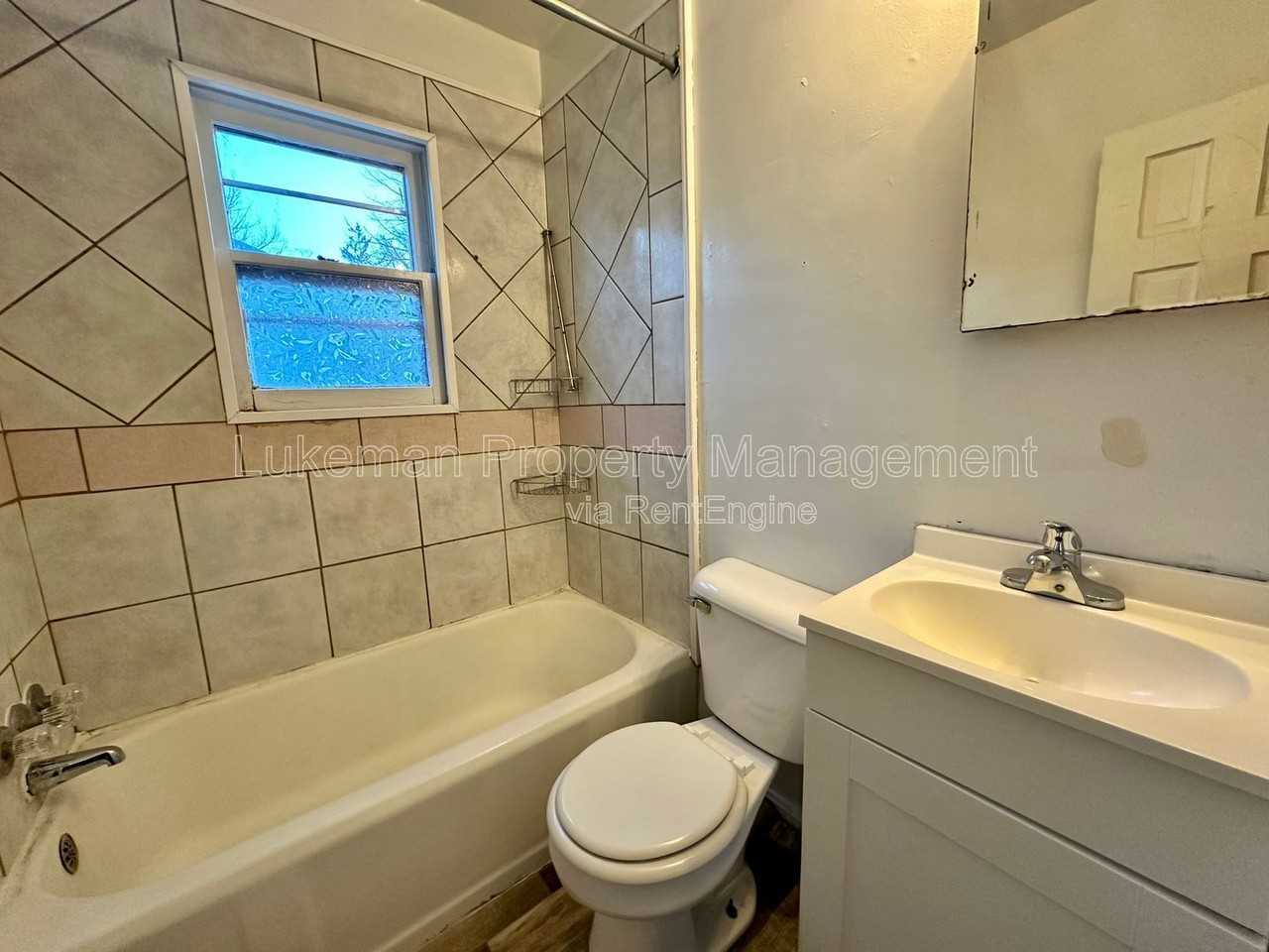 1410 Oak St #2 - Photo 5 of 14